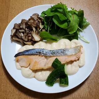 秋鮭のソテーお豆腐味噌マヨソース